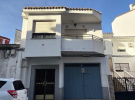 CASA CON AMPLIA COCHERA DE 135 M2 EN LA C/ TOLEDO