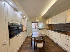 EXCLUSIVA VIVIENDA CON PISCINA Y ZONAS VERDES