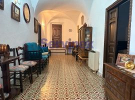 EXCLUSIVA CASA CON JARDÍN Y AMPLIO TERRENO