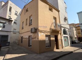 CASA DE ESQUINA CÉNTRICA